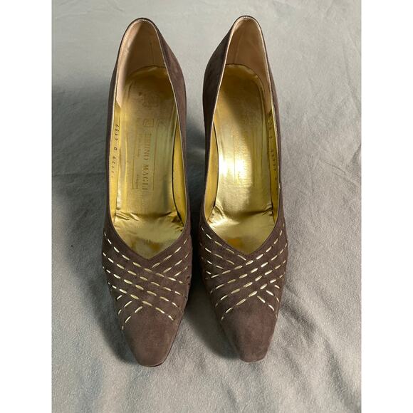 Vtg. Bruno Magli Made in Italy Sueded Tan Heels with Gold Dash detailing  SZ 9 - Picture 2 of 11